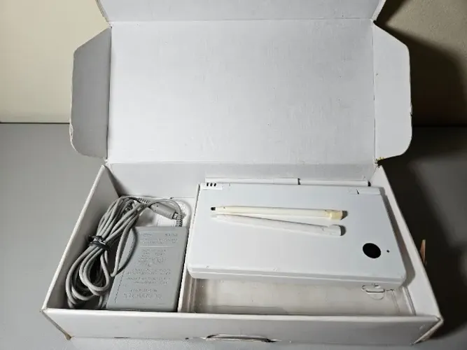 Nintendo DSi Branco na Caixa + Cartão R4 + Proteção Acrílica + Carregador Original