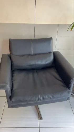Poltrona em couro tok stok  750 reais cada 