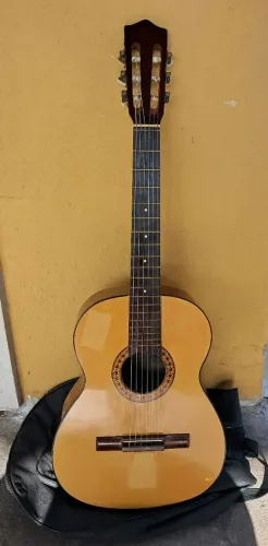 Violão de nylon (com cordas novas)