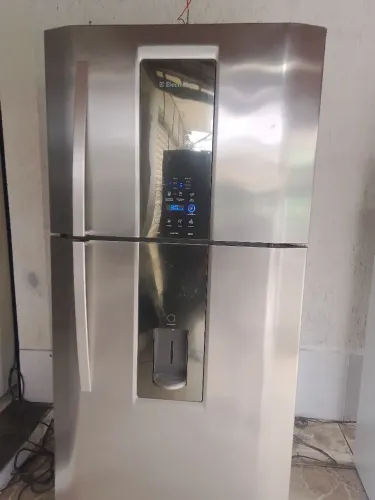 Geladeira Electrolux df80 semi nova