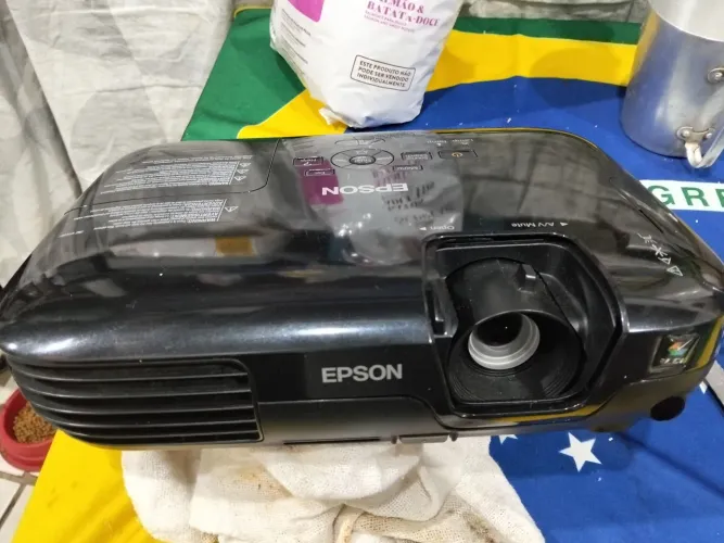 Projetor Epson S18+ precisa de pequeno reparos as vezes liga as vezes não