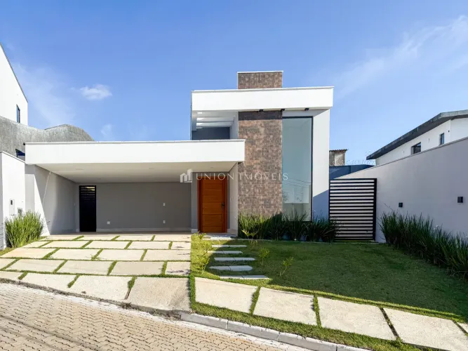 Casa linear de 3 quartos à venda no Condomínio Via do Sol em Juiz de Fora/MG.