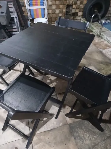 Mesa e cadeiras