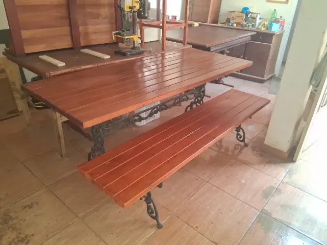 Mesa de madeira macica com 2 banco