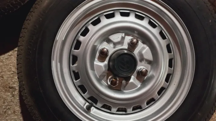 Aros com pneus para fusca