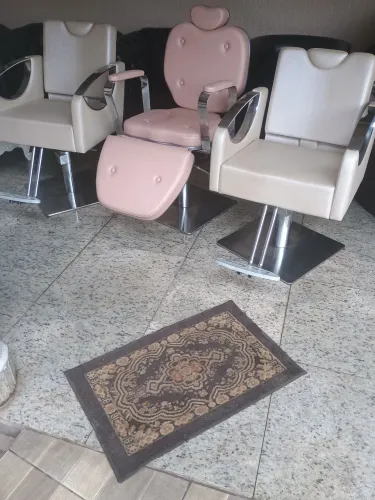 Poltronas de luxo p salão de beleza  1950 reais cada 