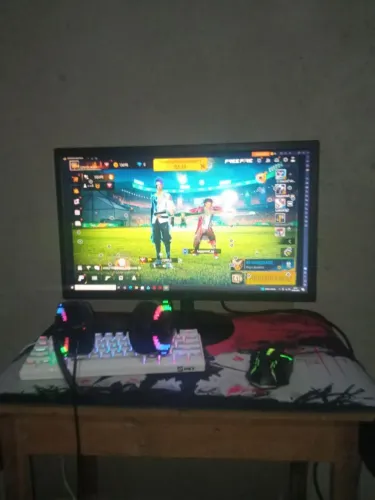 Pc 16 de ram + 8 placa de vídeo vai com controle ? + fone gamer headset