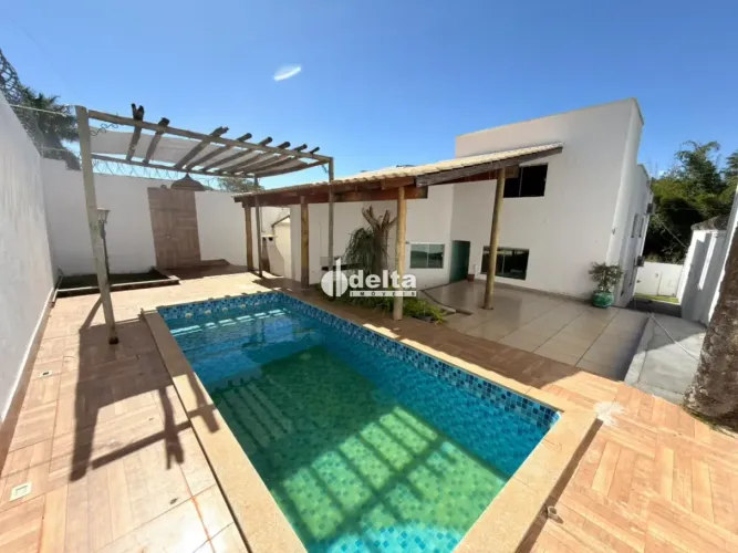 Casa residencial com 5 quartos disponível para locação no bairro Jardim Karaíba em Uberlân