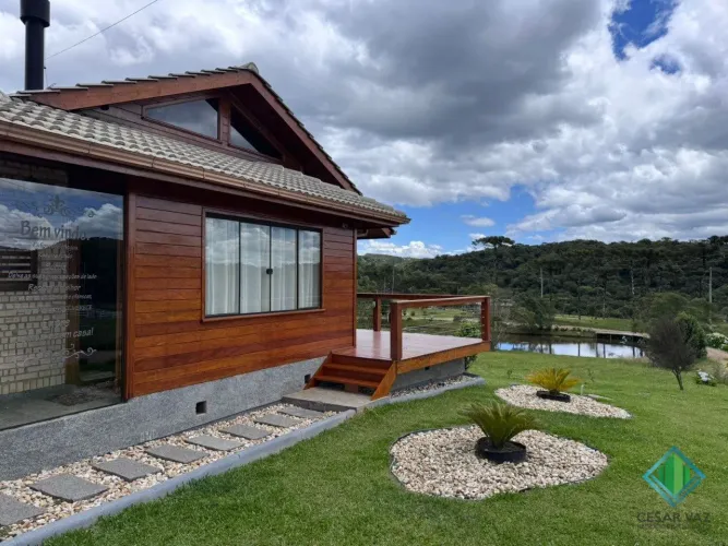 Linda casa mobiliada a venda em condomínio fechado em Rancho Queimado.