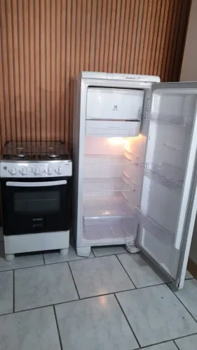 Combo geladeira +fogão semi novos posso entregar
