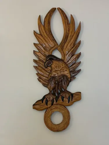Escultura de parede representando águia em madeira entalhada à mão (80x31cm).
