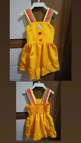 Vestidos e sapato de bebê 