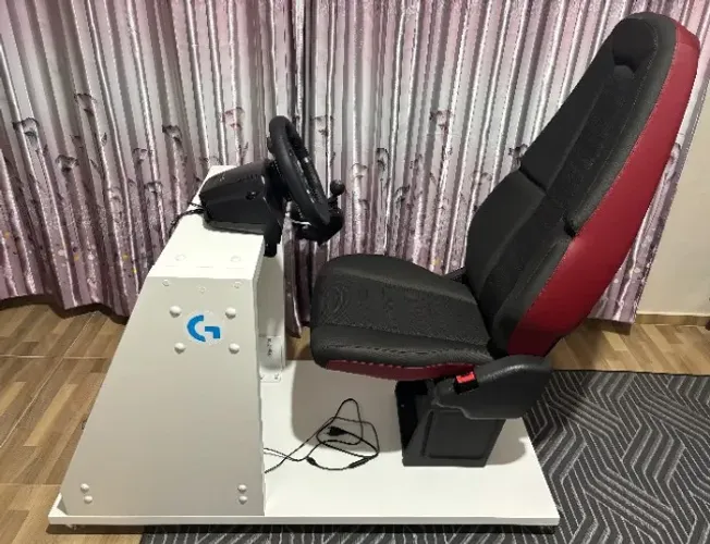 Simulador de corrida Logitech g920 + cockpit + marcha + banco VOLVO caminhão