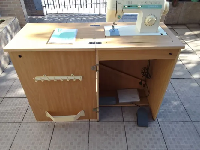 Máquina de costura Singer Facilita 43 com gabinete 