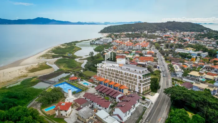 Edifício Frente Mar. Studios com sacada em Ponta das Canas II