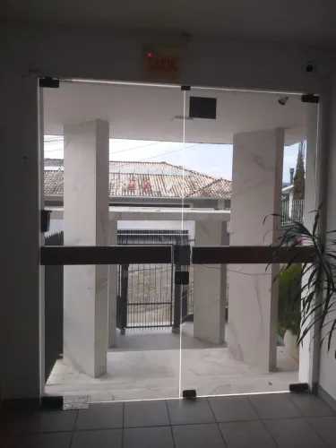 Porta de abrir vidro fumê