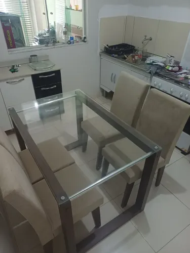 Mesa de jantar com 4 cadeiras