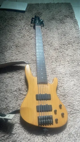 Baixo washburn xb126