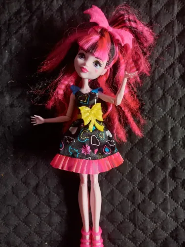 Vendo monster high draculaura g2 Electricfield usado