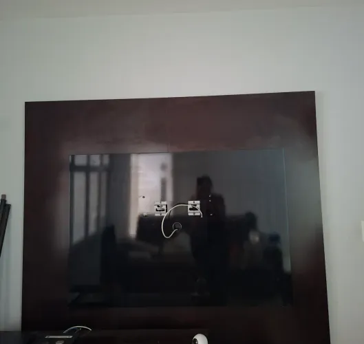 Painel de TV cor marrom escuro medida 1,80 x 1,50m