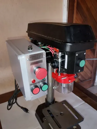 Manutenção e modificação de furadeira para rosqueadeira mono/trifásica