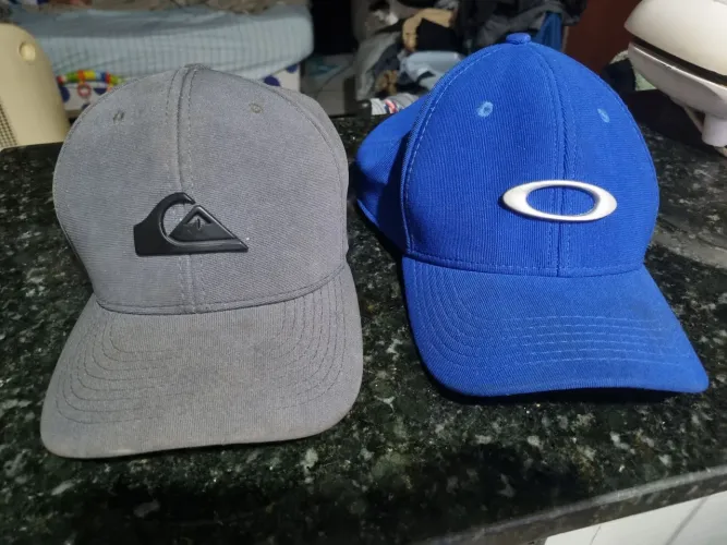 Bonés oakley e quicksilver