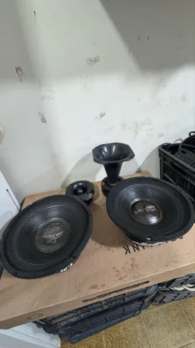 02 alto-falantes Khromus/Voicer - 250W RMS cada ? 01 corneta com driver ? 01 tweeter