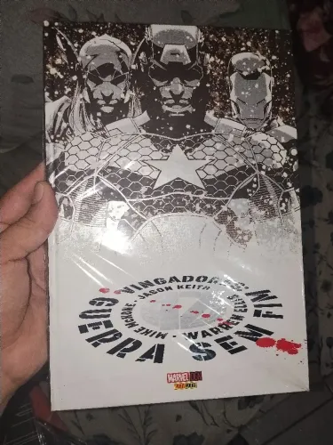 Hq capa dura Vingadores guerra sem fim, excelente estado, essencial para fãs