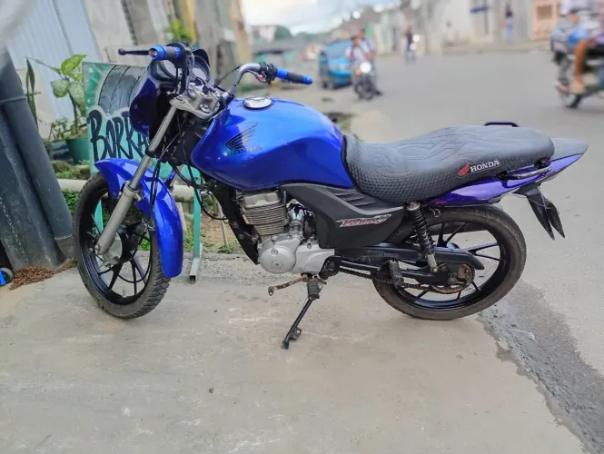 Moto bem conservada toda revisada só pega e anda