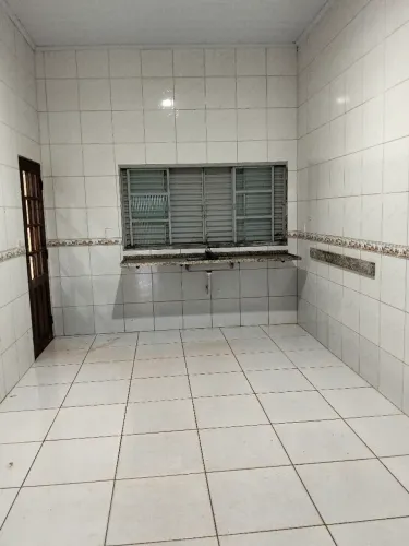 Alugo casa jardim botânico.
