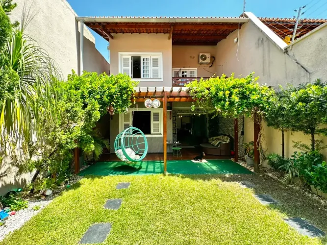 Casa duplex com 3 suítes (possibilidade de 4ª suíte), 3 vagas e linda área verde.