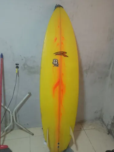 Vendo uma prancha 6,3 semi nova inteira duas quilhaz fixa e uma de tirar