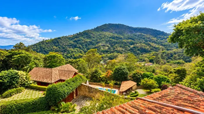 Linda casa à venda com 4 quartos, piscina e gourmet, em condomínio em Nogueira - Petrópoli