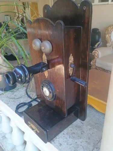 Telefone antigo de madeira