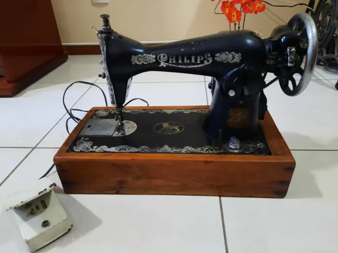 Máquina de costura elétrica relíquia