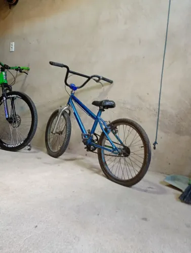 Bicicleta BMX com pneu traseiro furado e a bicicleta e usada