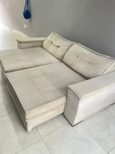 Sofá cama retrátil com encostos reclináveis. Com 2,55 de comprimento por 1,80 de largura.