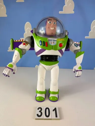 BUZZLIGHTYEAR DISNEY STORE GOLPE DE KARATE , FALA INGLES