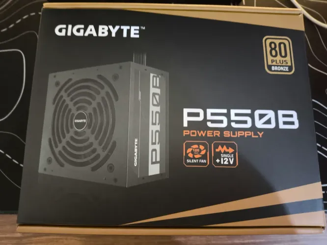 Fonte PC gamer Gigabyte P550B 550W 80 Plus Bronze