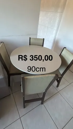 Mesa de Jantar redonda com 4 cadeira