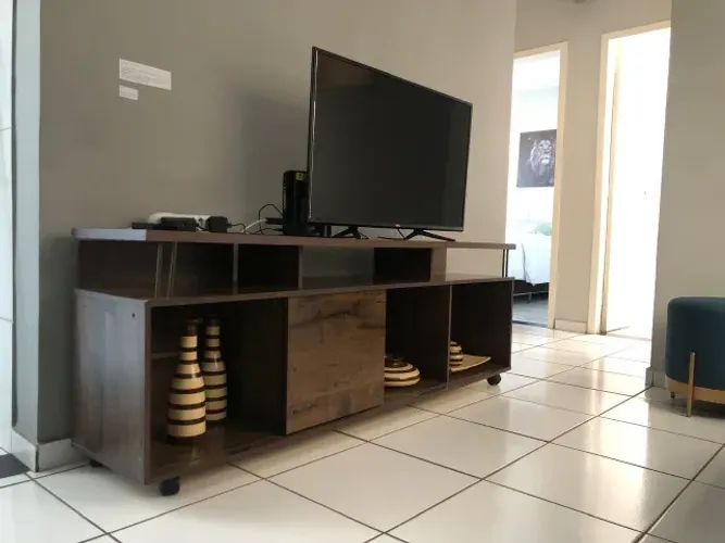 Rack / painel de TV em madeira - 1,80m