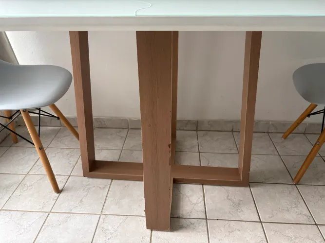 Mesa de jantar mais cadeiras 