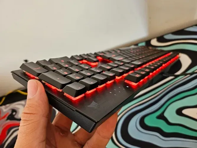 Teclado Mecânico Gamer Corsair K60 RGB PRO Low Profile - Switch Cherry MX