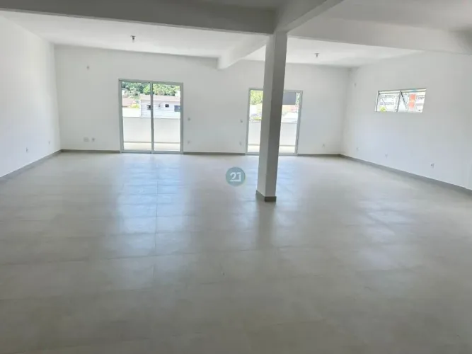 Sala comercial c/ 100mts para locação em Biguaçu-SC, bairro Rio Caveiras: Espaço amplo e v