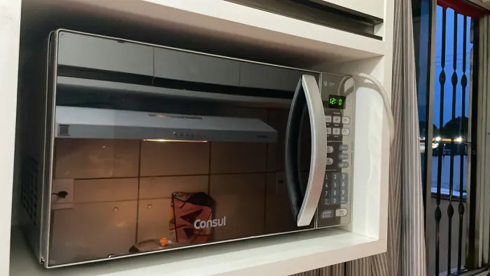 Micro-ondas em bom estado, liga normal (não aquece) - ideal para conserto