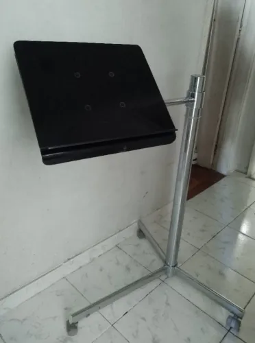 Mesa para notebook com rodinhas