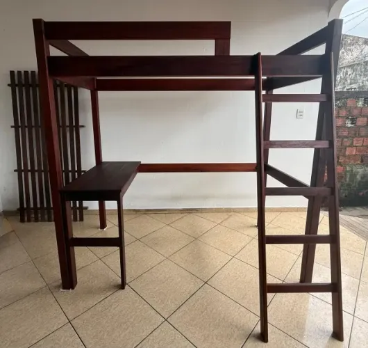 Cama alta com escrivaninha em madeira maciça de muiracatiara - semi nova