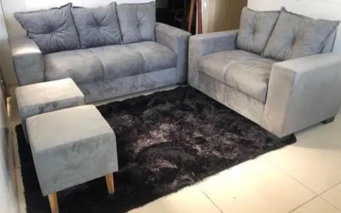 Conjunto de sofás 2 e 3 lugares com 2 pufes retrô!