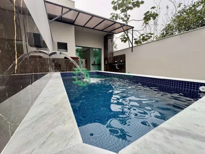 Casa com piscina na Praia de Mongaguá