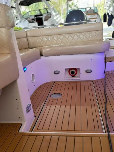 Lancha Commodore 230